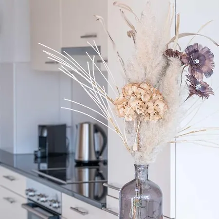 Modern 3bdr Duplex With Skyroof In Trendy West