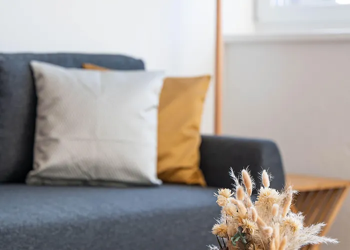 Modern 3bdr Duplex With Skyroof In Trendy West *