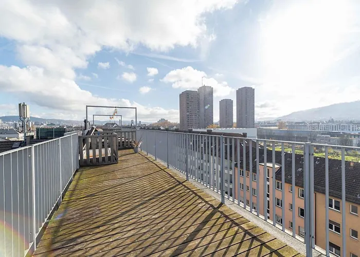 Modern 3bdr Duplex With Skyroof In Trendy West Lägenhet