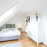 Modern 3bdr Duplex With Skyroof In Trendy West Daire *