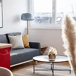 Daire Modern 3bdr Duplex With Skyroof In Trendy West *