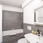 Modern 3bdr Duplex With Skyroof In Trendy West