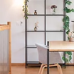 Modern 3bdr Duplex With Skyroof In Trendy West